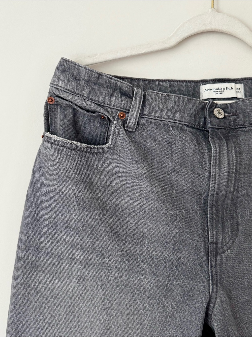 Abercrombie & Fitch High Rise Loose Jeans, Grey Wash Denim – Size 31 - Picture 4 of 8
